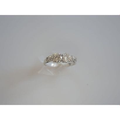 BAGUE en or blanc ornée d’une ligne de 6...