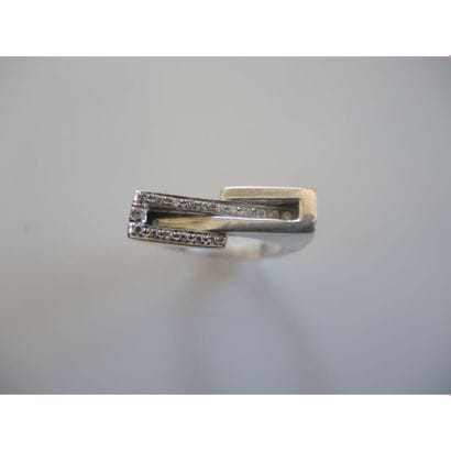 BAGUE en or blanc géométrique ornée d’une...