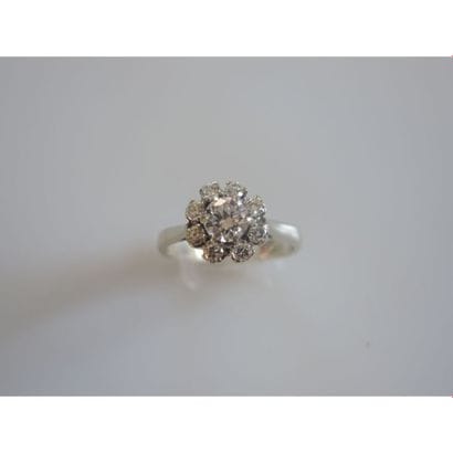 BAGUE fleur en or blanc ornée d’un diamant...