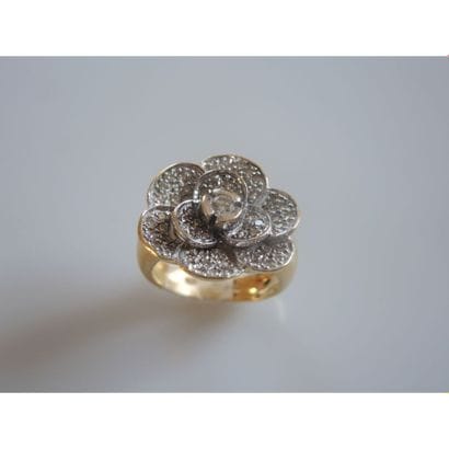 BAGUE fleur en or blanc ornée d’un diamant...