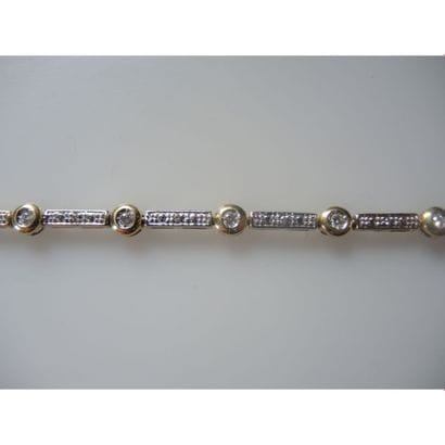 BRACELET 2 ors orné de diamants en serti...