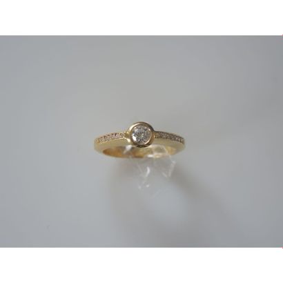 ANNEAU en or jaune orné d’un diamant pour...