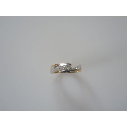 BAGUE croisée 2 ors ornée de 3 diamants....
