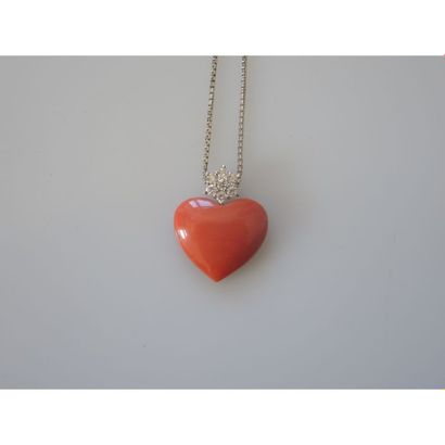 PENDENTIF CŒUR de corail en or blanc orné...