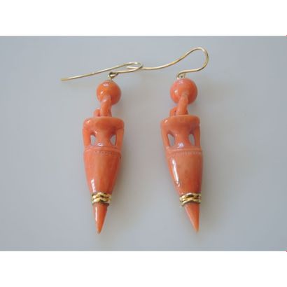 PAIRE DE BOUCLES D’OREILLES en or jaune ornées...