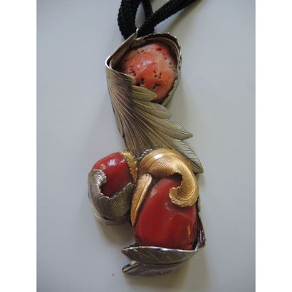 Marie ALBERTE.
Collier pendentif en métal...