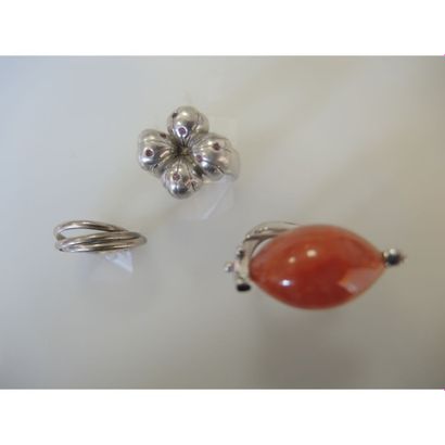 LOT de 3 bagues en argent dont une ornée...