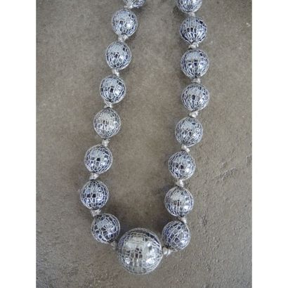 TRANSIT. 
Collier en perle de verre recouvert...