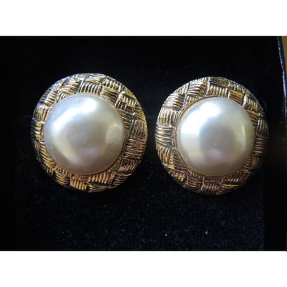 CHANEL.
Paire de boucles d’oreilles en métal...
