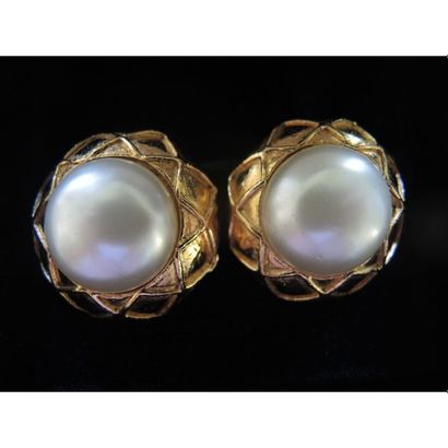 CHANEL.
Paire de boucles d’oreilles en métal...