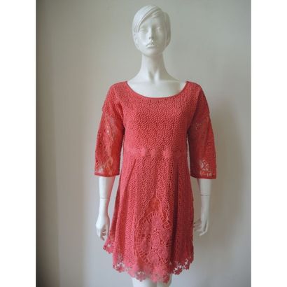 TWIN SET. 
Robe en dentelle de coton corail...