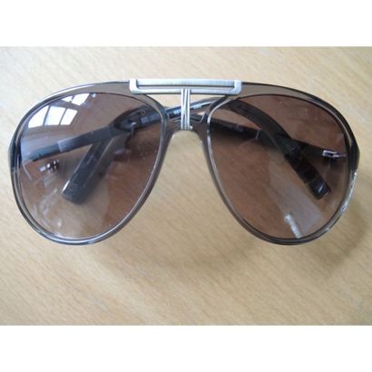 PARALLELE. 
Paire de lunettes de soleil en...