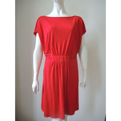 VUITTON.
Robe rouge sans manche en viscose....