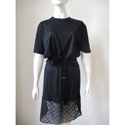 VUITTON.
Robe noire en coton et dentelle....