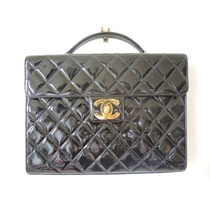 CHANEL.
Cartable en cuir vernis noir. Fermeture...