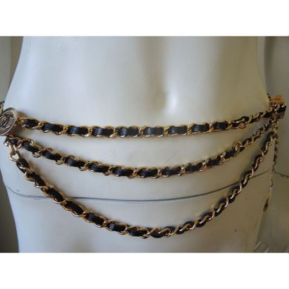 CHANEL.
Ceinture en métal doré et cuir noir....