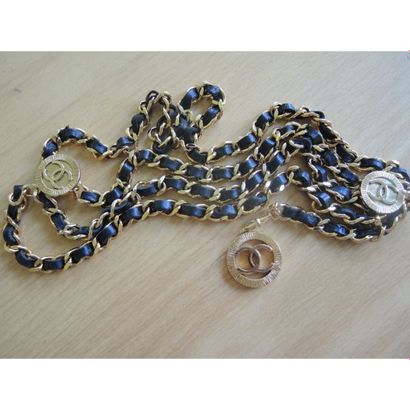 CHANEL.
Ceinture en métal doré et cuir noir....