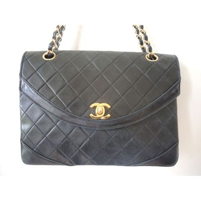 CHANEL.
Sac en cuir matelassé noir. (25x18)....