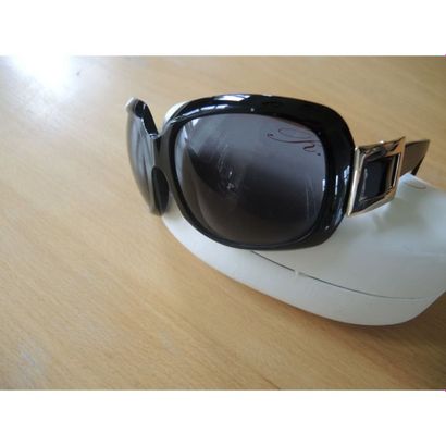 Roger VIVIER. 
Paire de lunettes de soleil...
