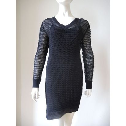 D.G. 
Robe en maille noire et sa sous-robe....