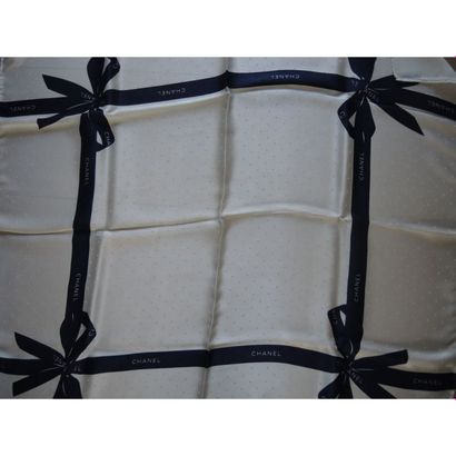 CHANEL.
Carré en soie blanc et marine. Dans...
