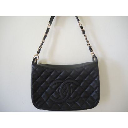 CHANEL.
Sac encuir grainé noir matelassé....