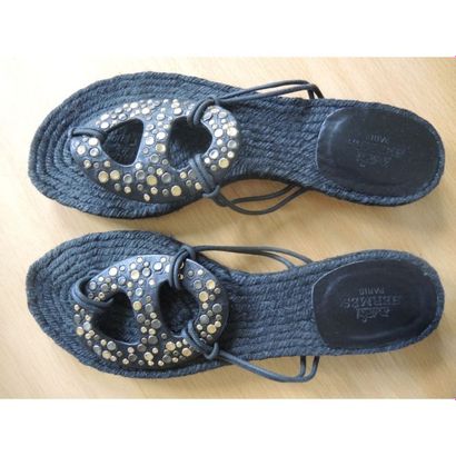 HERMES.
Paire de sandales en corde noir à...