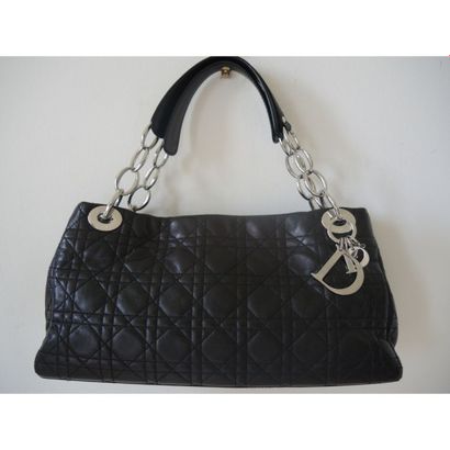 DIOR. S
ac baguette en cuir noir. Dans sa...