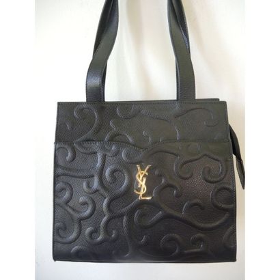 Yves SAINT-LAURENT. 
Petit sac en cuir grainé...