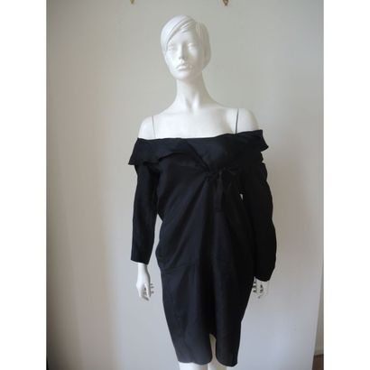 MARNI.
Robe décolleté en acétate noire. T.38....