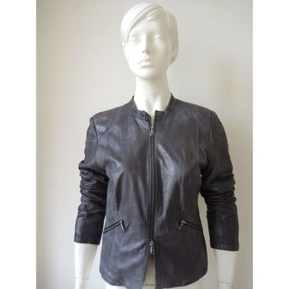 VENT COUVERT. 
Blouson zippé en cuir bleu,...