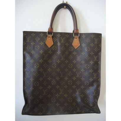 VUITTON.
Cabas rectangulaire en toile monogrammée...