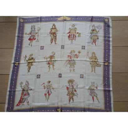 HERMES.
Carré en soie écru et violet « Costumes...