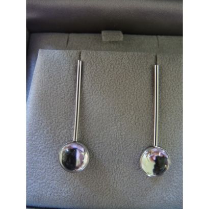 LALIQUE.
Paire de boucles d’oreilles en argent...