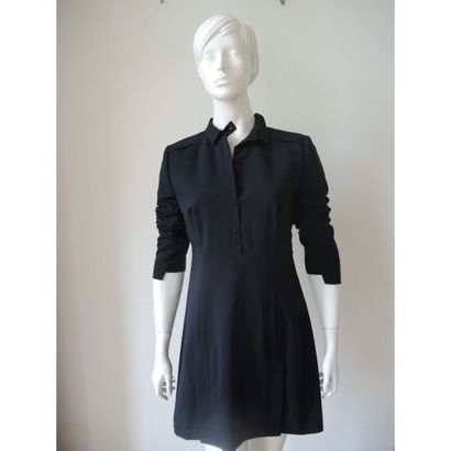 Hugo BOSS. 
Robe en laine fine noire. T....