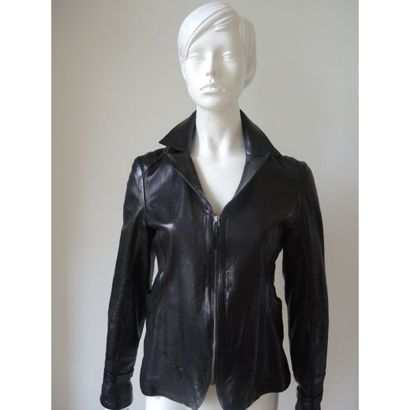 CHEVIGNON.
Veste en cuir noir zippée. T.40/42....