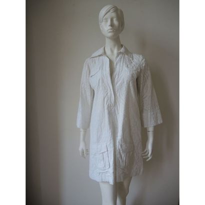 Diane VON FÜRSTENBERG. 
Robe blanche à manches...