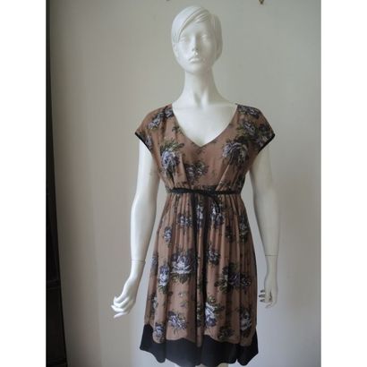 TWIN SET. 
Robe sans manche en viscose taupe...