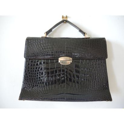 SAC cartable en croco noir. (37x27). 