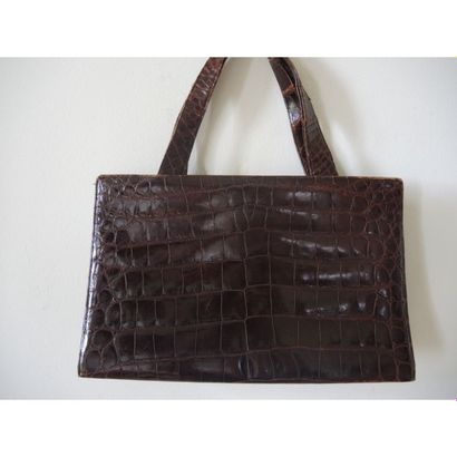 SAC en croco marron à double poignée. (35x22)....