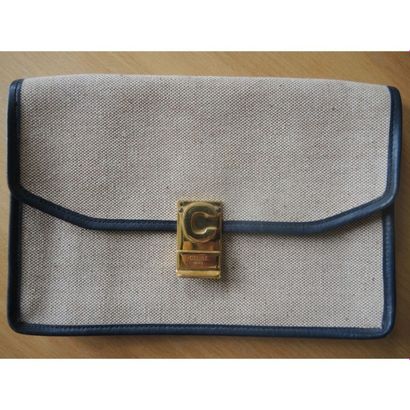 CELINE.
Pochette en toile beige bordée de...