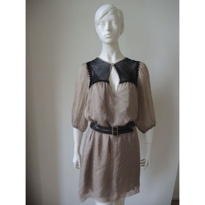 Kristina TI. 
Robe en soie taupe et sa sous...