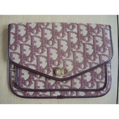 DIOR.
Pochette en toile monogrammée beige...