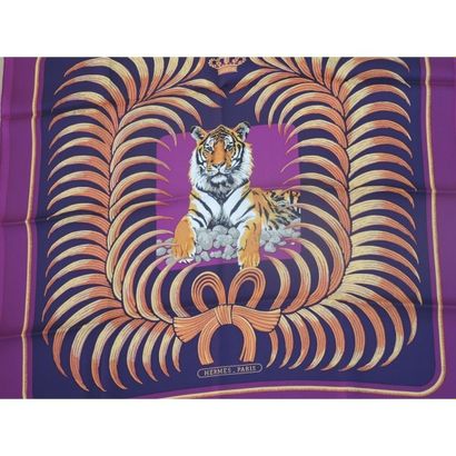 HERMES.
Carré « Tigre Royal » parme et violet...