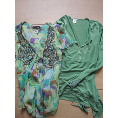 ANTIK BATIK. 
Tunique en soie verte à motifs....