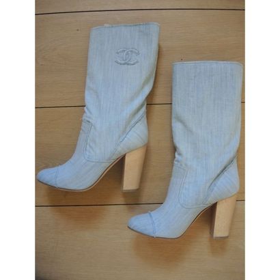 CHANEL.
Paire de boots en jean clair. Talon...