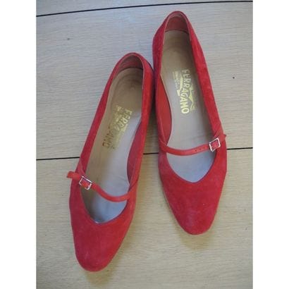 FERRAGAMO. 
Paire de ballerine en Dain rouge....