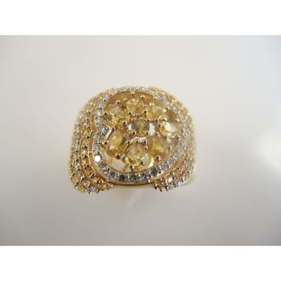 BAGUE jonc en or jaune ajourée sertie de...