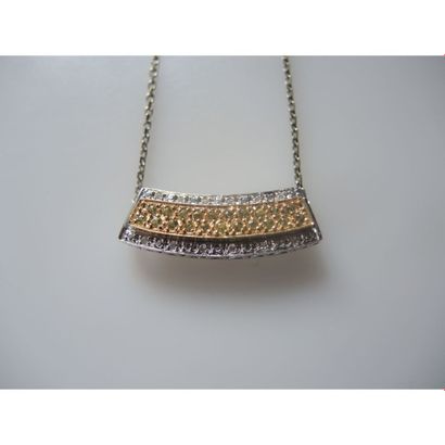PENDENTIF tubulaire en or blanc orné d’un...