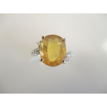 BAGUE en or blanc ornée d’un saphir jaune...